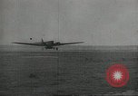 Standbild Kurze Geschichte der Fallschirme Europa, 1940, aus Sekunde 46 historischem Filmmaterial Videoclip 65675061683