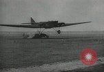 Standbild Kurze Geschichte der Fallschirme Europa, 1940, aus Sekunde 48 historischem Filmmaterial Videoclip 65675061683
