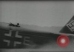 Standbild Kurze Geschichte der Fallschirme Europa, 1940, aus Sekunde 61 historischem Filmmaterial Videoclip 65675061683