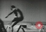 Standbild US Army Fallschirmjäger Ausbildung United States USA, 1941, aus Sekunde 8 historischem Filmmaterial Videoclip 65675061684