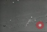 Standbild US Army Fallschirmjäger Ausbildung United States USA, 1941, aus Sekunde 17 historischem Filmmaterial Videoclip 65675061684