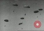 Standbild US Army Fallschirmjäger Ausbildung United States USA, 1941, aus Sekunde 22 historischem Filmmaterial Videoclip 65675061684
