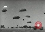 Standbild US Army Fallschirmjäger Ausbildung United States USA, 1941, aus Sekunde 25 historischem Filmmaterial Videoclip 65675061684