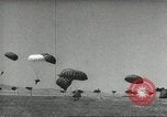Standbild US Army Fallschirmjäger Ausbildung United States USA, 1941, aus Sekunde 27 historischem Filmmaterial Videoclip 65675061684