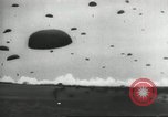 Standbild US Army Fallschirmjäger Ausbildung United States USA, 1941, aus Sekunde 56 historischem Filmmaterial Videoclip 65675061684