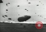 Standbild US Army Fallschirmjäger Ausbildung United States USA, 1941, aus Sekunde 57 historischem Filmmaterial Videoclip 65675061684