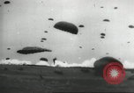 Standbild US Army Fallschirmjäger Ausbildung United States USA, 1941, aus Sekunde 59 historischem Filmmaterial Videoclip 65675061684