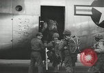 Image Nous manoeuvres de parachutage aéroportée United States USA, 1962, de la seconde 9 séquences d'archives historiques vidéo 65675061690