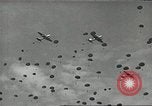 Image Nous manoeuvres de parachutage aéroportée United States USA, 1962, de la seconde 39 séquences d'archives historiques vidéo 65675061690
