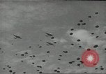 Image Nous manoeuvres de parachutage aéroportée United States USA, 1962, de la seconde 44 séquences d'archives historiques vidéo 65675061690