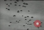 Image Nous manoeuvres de parachutage aéroportée United States USA, 1962, de la seconde 51 séquences d'archives historiques vidéo 65675061690