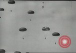 Image Nous manoeuvres de parachutage aéroportée United States USA, 1962, de la seconde 54 séquences d'archives historiques vidéo 65675061690