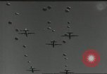 Image Nous manoeuvres de parachutage aéroportée United States USA, 1962, de la seconde 58 séquences d'archives historiques vidéo 65675061690