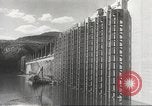 Immagine di Grand Coulee dam Washington State United States USA, 1942, secondo 13 filmato di repertorio 65675061757