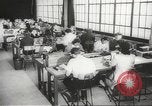 Immagine di Donne americane i lavoratori di guerra United States USA, 1942, secondo 37 filmato di repertorio 65675061759