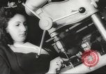 Immagine di Donne americane i lavoratori di guerra United States USA, 1942, secondo 41 filmato di repertorio 65675061759