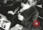 Immagine di Donne americane i lavoratori di guerra United States USA, 1942, secondo 43 filmato di repertorio 65675061759