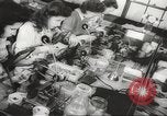 Immagine di Donne americane i lavoratori di guerra United States USA, 1942, secondo 46 filmato di repertorio 65675061759