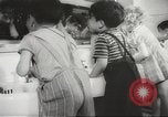 Immagine di Donne americane i lavoratori di guerra United States USA, 1942, secondo 51 filmato di repertorio 65675061759