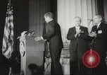 Standbild Präsident John F Kennedy Auszeichnungen behinderte Menschen Massachusetts United States USA, 1963, aus Sekunde 12 historischem Filmmaterial Videoclip 65675061766
