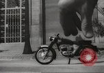 Standbild Parkplatz Probleme Madrid Spanien, 1966, aus Sekunde 62 historischem Filmmaterial Videoclip 65675061784