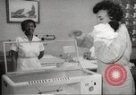 Standbild Baby Gorilla in Dallas Zoo Dallas Texas USA, 1966, aus Sekunde 51 historischem Filmmaterial Videoclip 65675061785