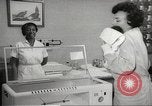 Standbild Baby Gorilla in Dallas Zoo Dallas Texas USA, 1966, aus Sekunde 52 historischem Filmmaterial Videoclip 65675061785