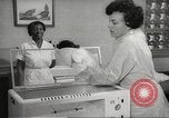 Standbild Baby Gorilla in Dallas Zoo Dallas Texas USA, 1966, aus Sekunde 53 historischem Filmmaterial Videoclip 65675061785