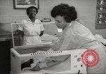 Standbild Baby Gorilla in Dallas Zoo Dallas Texas USA, 1966, aus Sekunde 55 historischem Filmmaterial Videoclip 65675061785