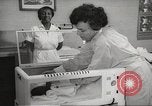Standbild Baby Gorilla in Dallas Zoo Dallas Texas USA, 1966, aus Sekunde 56 historischem Filmmaterial Videoclip 65675061785