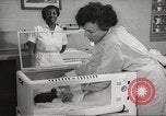 Standbild Baby Gorilla in Dallas Zoo Dallas Texas USA, 1966, aus Sekunde 57 historischem Filmmaterial Videoclip 65675061785