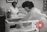 Standbild Baby Gorilla in Dallas Zoo Dallas Texas USA, 1966, aus Sekunde 58 historischem Filmmaterial Videoclip 65675061785