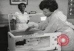 Standbild Baby Gorilla in Dallas Zoo Dallas Texas USA, 1966, aus Sekunde 59 historischem Filmmaterial Videoclip 65675061785