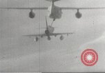 Standbild Mitte Luft tanken Vietnam, 1967, aus Sekunde 27 historischem Filmmaterial Videoclip 65675061805