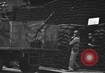 Immagine di Stati Uniti Marines guardia Naval Air Station Pearl Harbor Hawaii USA, 1941, secondo 43 filmato di repertorio 65675061834