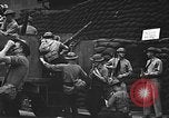 Immagine di Stati Uniti Marines guardia Naval Air Station Pearl Harbor Hawaii USA, 1941, secondo 60 filmato di repertorio 65675061834