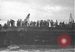 Standbild USS California (BB-44) Verschoben auf drydock Pearl Harbor Hawaii USA, 1942, aus Sekunde 3 historischem Filmmaterial Videoclip 65675061839