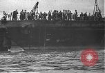 Standbild USS California (BB-44) Verschoben auf drydock Pearl Harbor Hawaii USA, 1942, aus Sekunde 4 historischem Filmmaterial Videoclip 65675061839