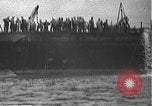 Standbild USS California (BB-44) Verschoben auf drydock Pearl Harbor Hawaii USA, 1942, aus Sekunde 8 historischem Filmmaterial Videoclip 65675061839