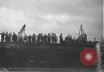 Standbild USS California (BB-44) Verschoben auf drydock Pearl Harbor Hawaii USA, 1942, aus Sekunde 10 historischem Filmmaterial Videoclip 65675061839