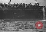 Standbild USS California (BB-44) Verschoben auf drydock Pearl Harbor Hawaii USA, 1942, aus Sekunde 11 historischem Filmmaterial Videoclip 65675061839