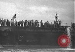 Standbild USS California (BB-44) Verschoben auf drydock Pearl Harbor Hawaii USA, 1942, aus Sekunde 12 historischem Filmmaterial Videoclip 65675061839