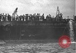 Standbild USS California (BB-44) Verschoben auf drydock Pearl Harbor Hawaii USA, 1942, aus Sekunde 13 historischem Filmmaterial Videoclip 65675061839