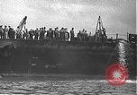 Standbild USS California (BB-44) Verschoben auf drydock Pearl Harbor Hawaii USA, 1942, aus Sekunde 14 historischem Filmmaterial Videoclip 65675061839