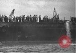 Standbild USS California (BB-44) Verschoben auf drydock Pearl Harbor Hawaii USA, 1942, aus Sekunde 15 historischem Filmmaterial Videoclip 65675061839