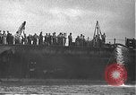 Standbild USS California (BB-44) Verschoben auf drydock Pearl Harbor Hawaii USA, 1942, aus Sekunde 16 historischem Filmmaterial Videoclip 65675061839