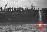 Standbild USS California (BB-44) Verschoben auf drydock Pearl Harbor Hawaii USA, 1942, aus Sekunde 17 historischem Filmmaterial Videoclip 65675061839