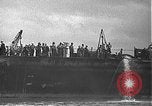 Standbild USS California (BB-44) Verschoben auf drydock Pearl Harbor Hawaii USA, 1942, aus Sekunde 18 historischem Filmmaterial Videoclip 65675061839