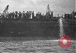 Standbild USS California (BB-44) Verschoben auf drydock Pearl Harbor Hawaii USA, 1942, aus Sekunde 19 historischem Filmmaterial Videoclip 65675061839