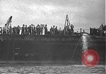 Standbild USS California (BB-44) Verschoben auf drydock Pearl Harbor Hawaii USA, 1942, aus Sekunde 20 historischem Filmmaterial Videoclip 65675061839